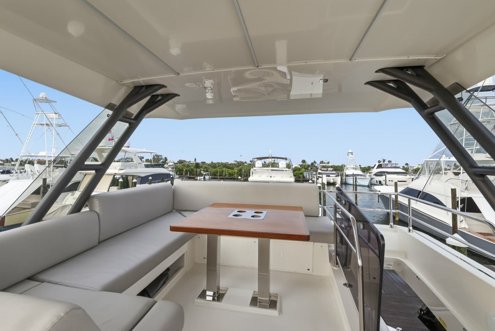 2023 Prestige 520 Fly