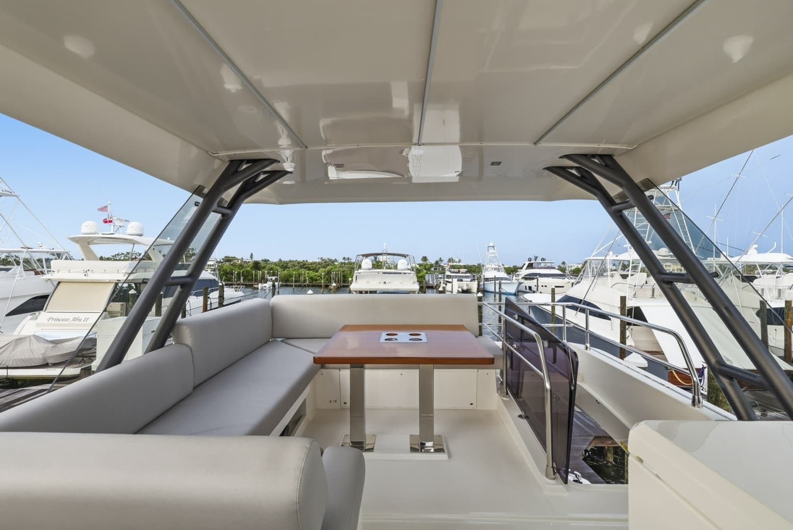2023 Prestige 520 Fly