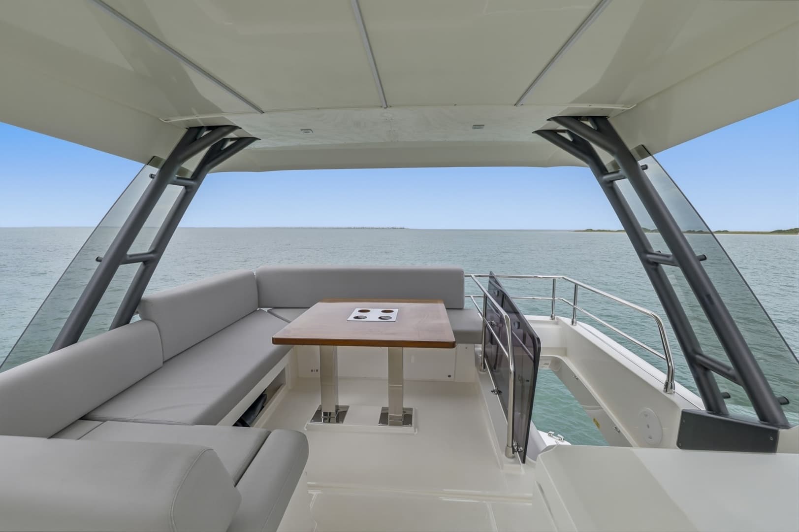 2023 Prestige 520 Fly
