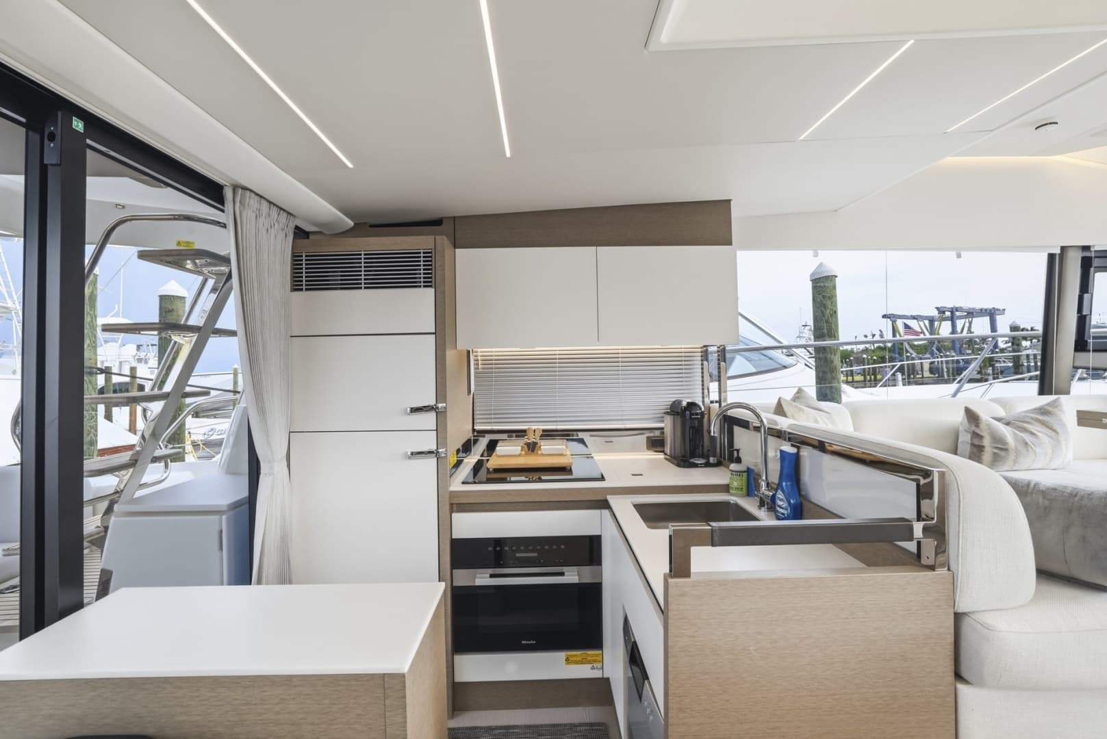 2023 Prestige 520 Fly