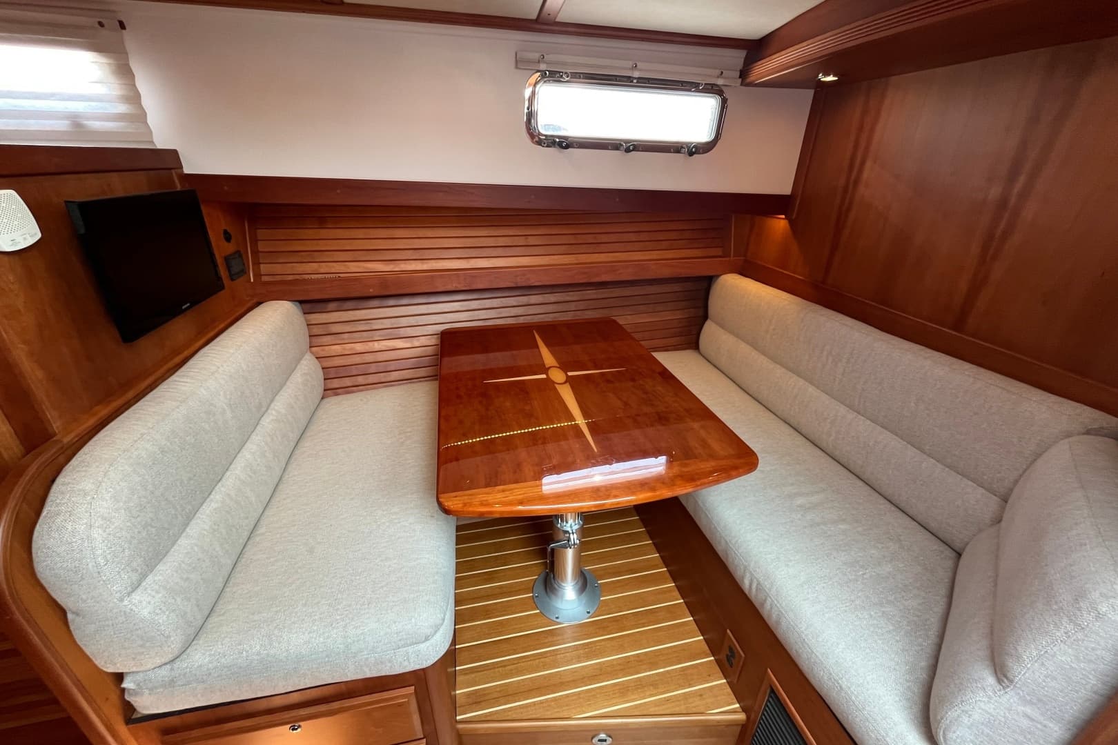 2018 Sabre 42 Fly Bridge Sedan
