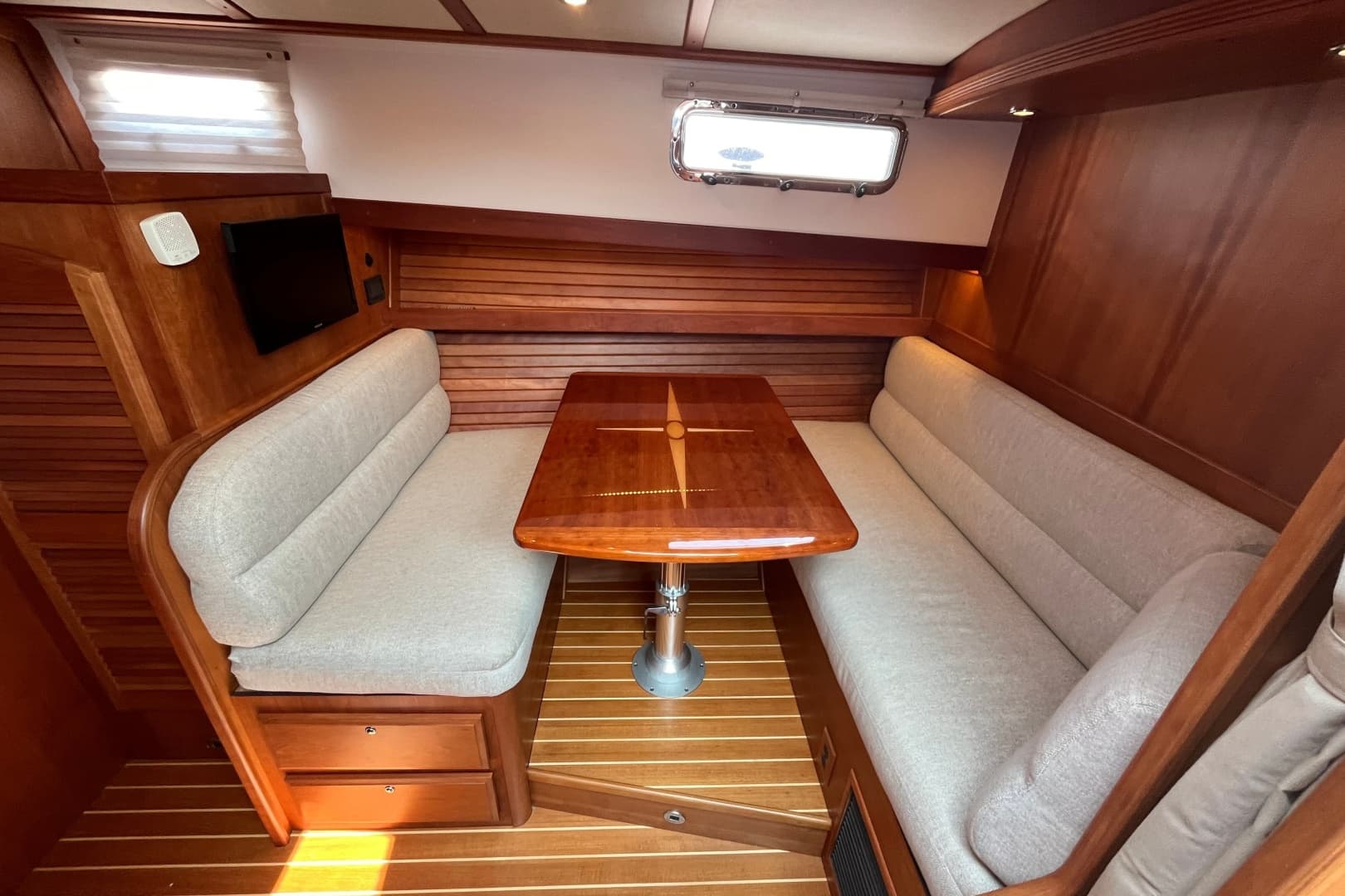 2018 Sabre 42 Fly Bridge Sedan