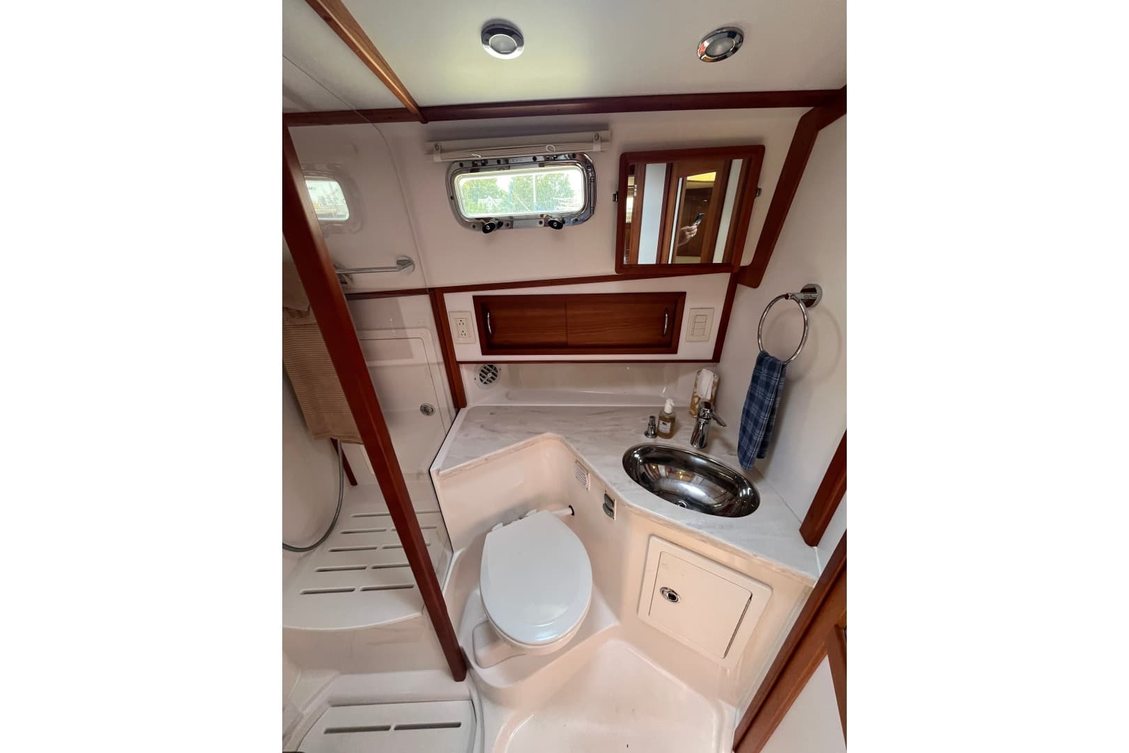 2018 Sabre 42 Fly Bridge Sedan