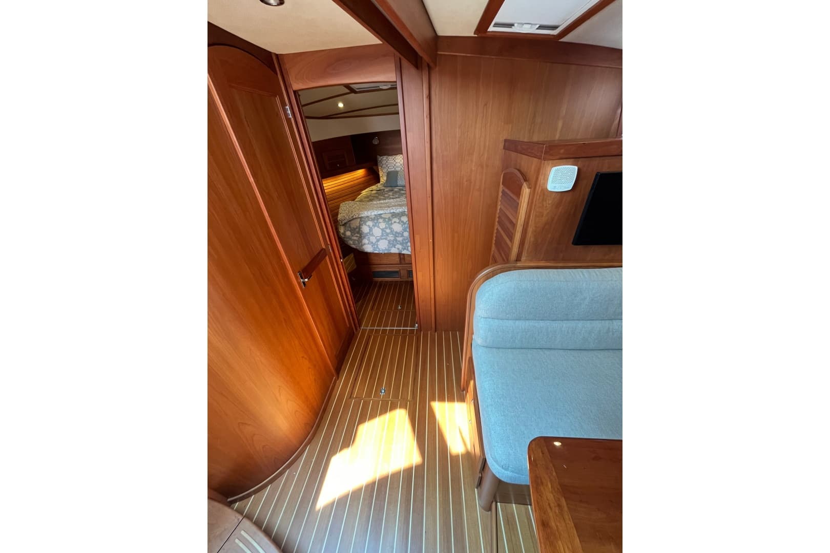2018 Sabre 42 Fly Bridge Sedan