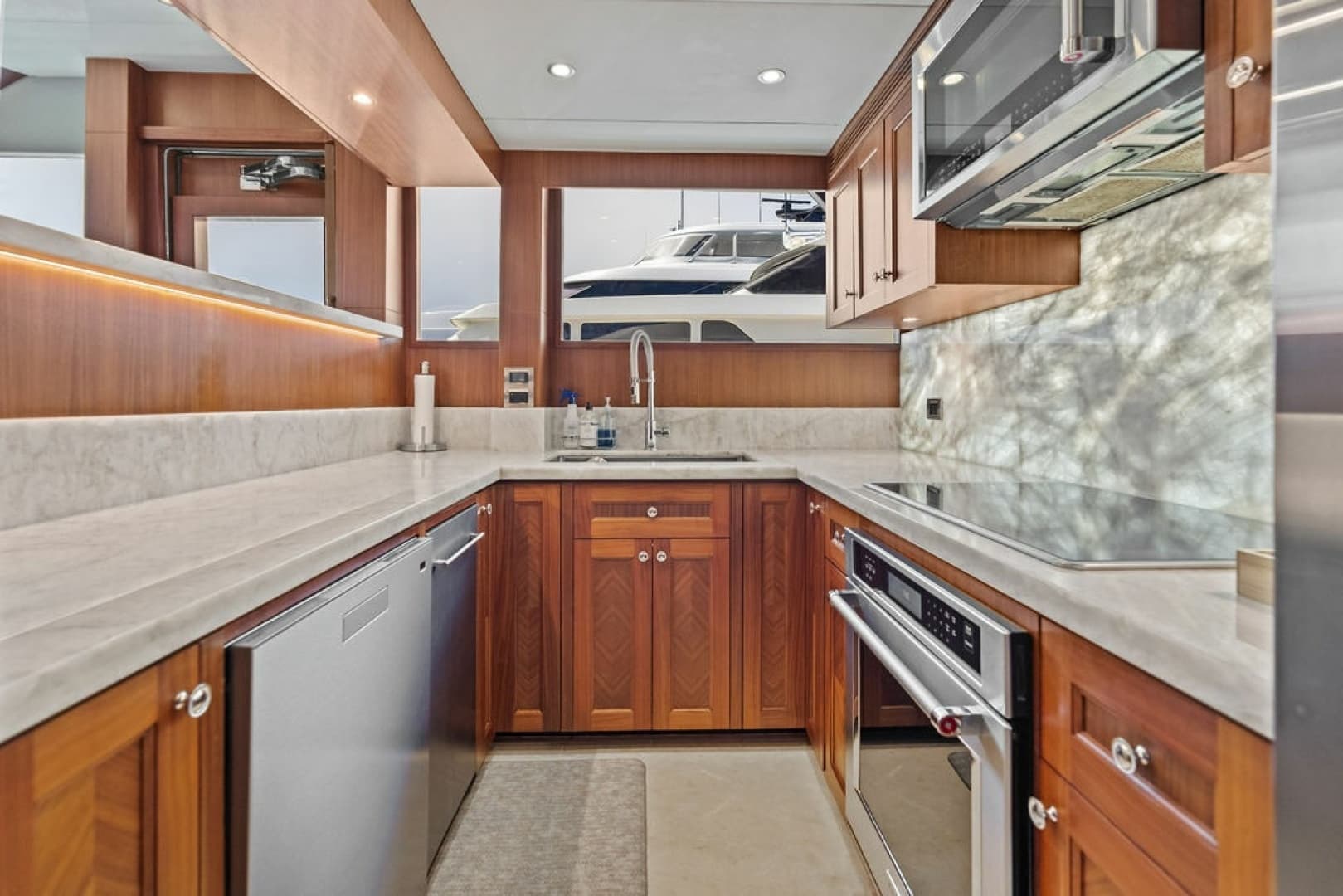2012 Ocean Alexander 90 Skylounge