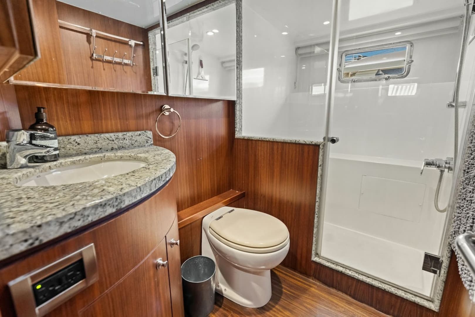 2012 Ocean Alexander 90 Skylounge