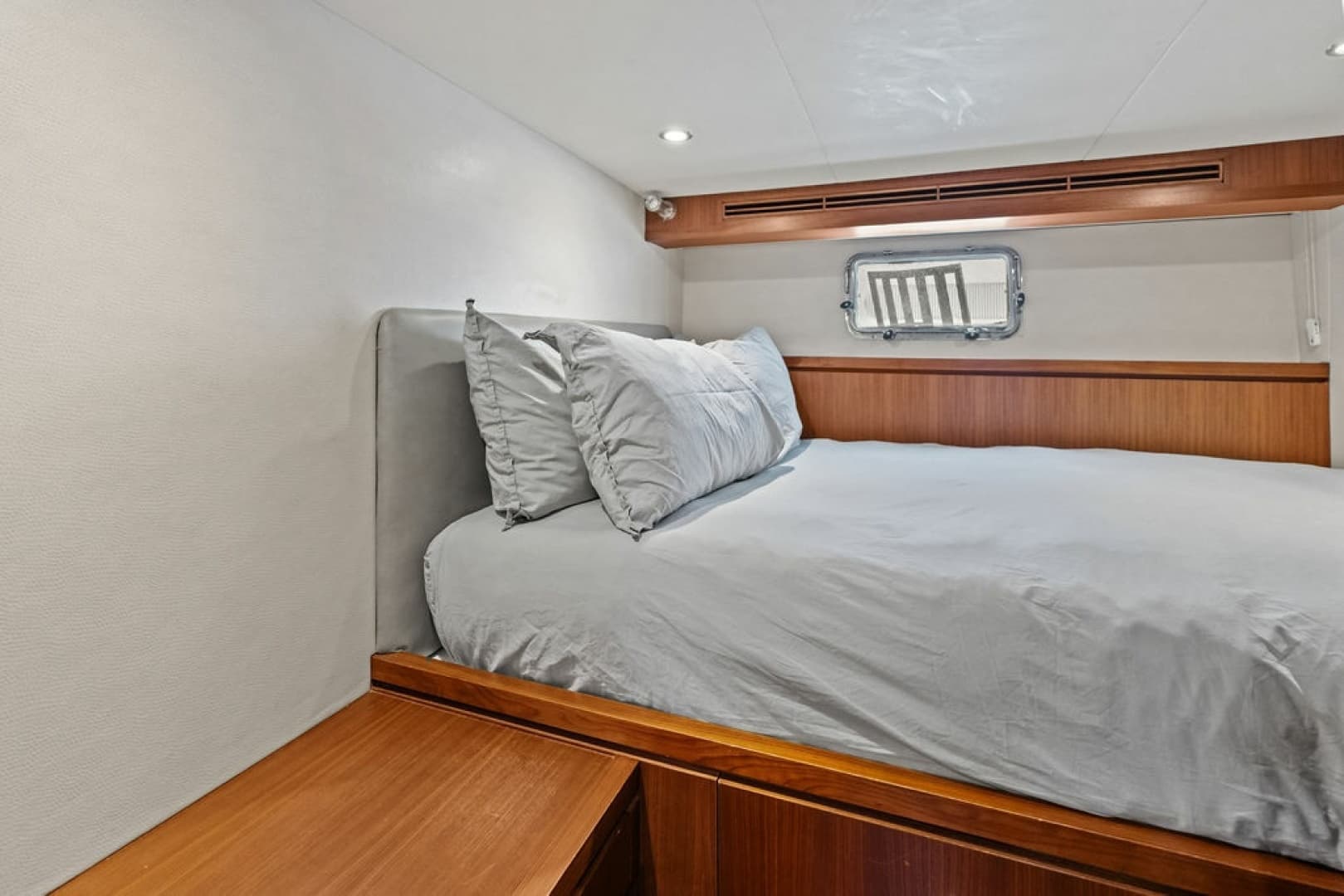 2012 Ocean Alexander 90 Skylounge
