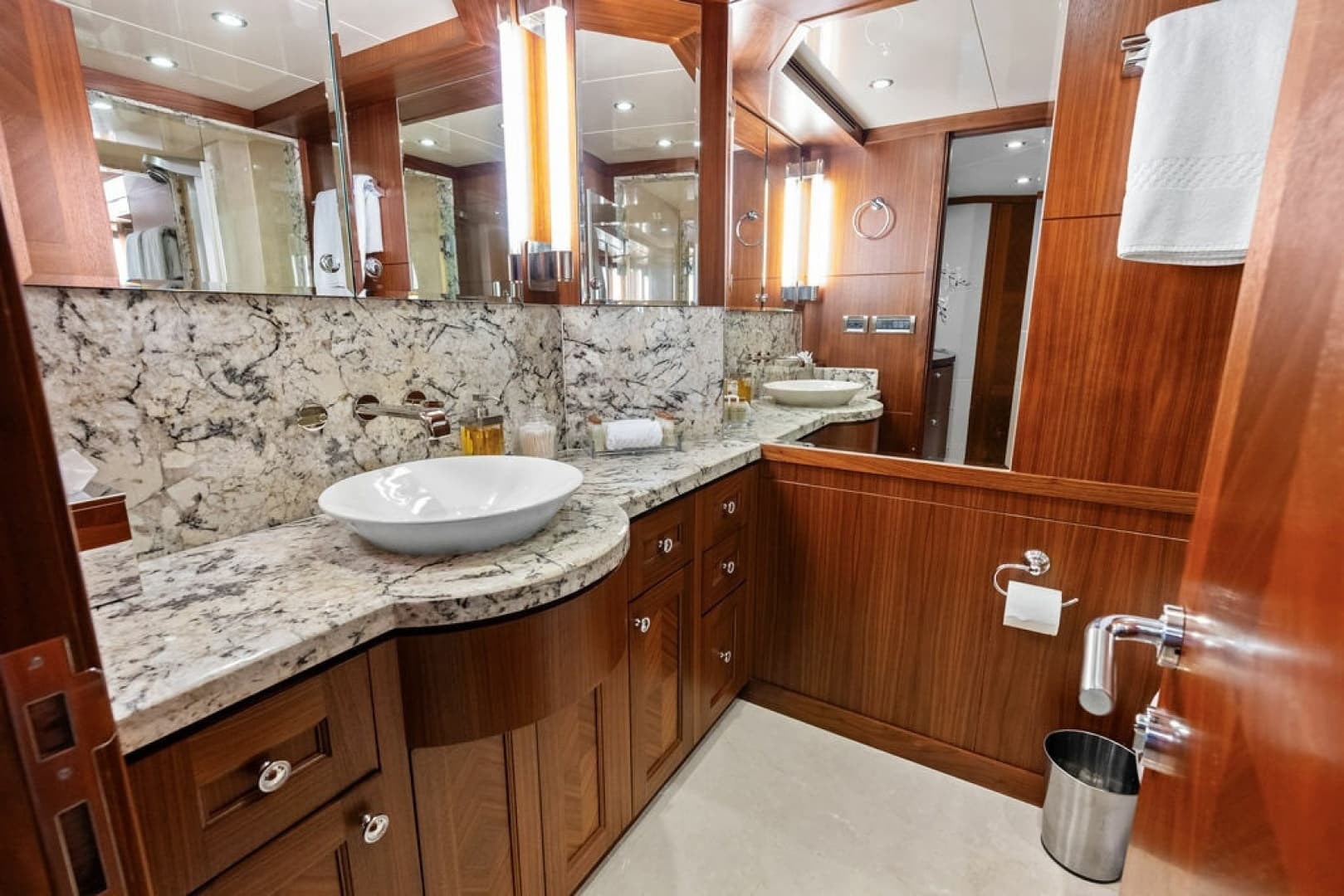 2012 Ocean Alexander 90 Skylounge