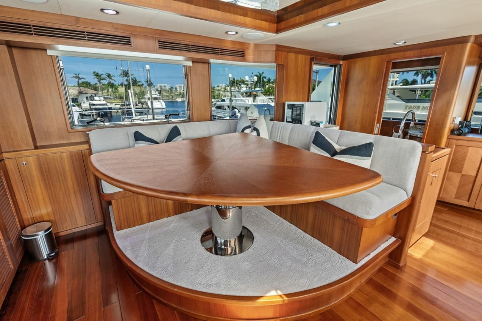 2012 Ocean Alexander 90 Skylounge