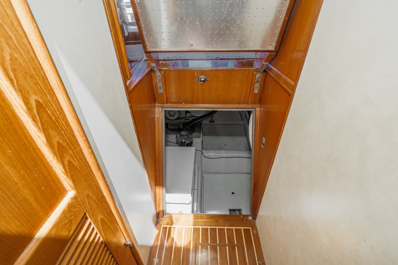 1989 Offshore Yachts Sedan