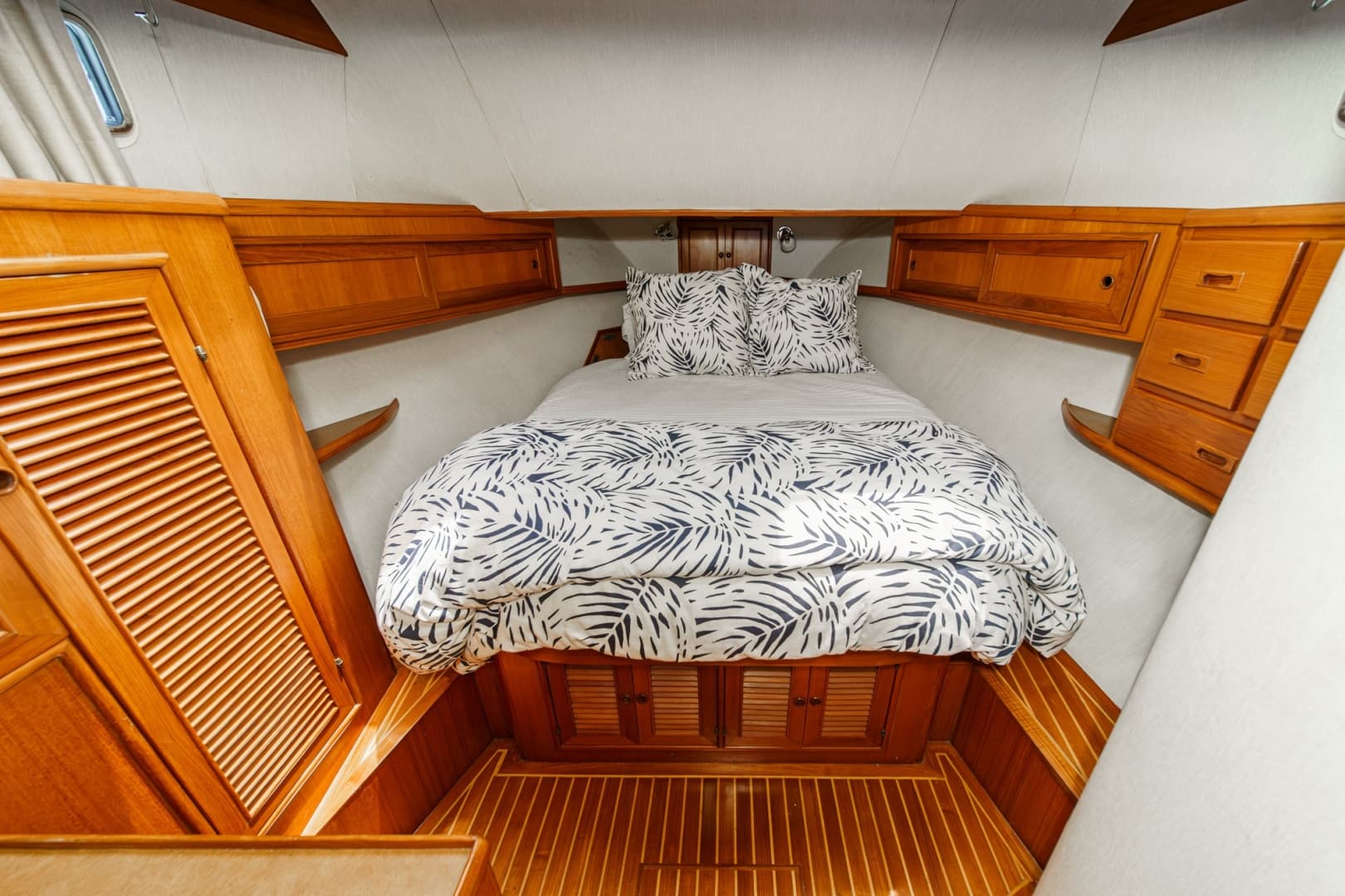 1989 Offshore Yachts Sedan
