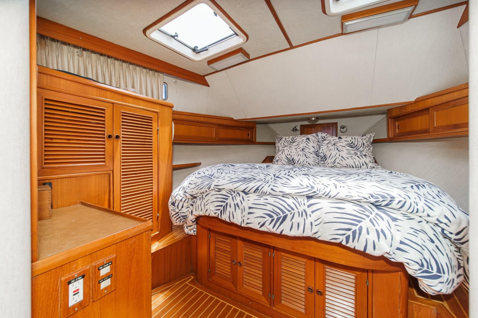 1989 Offshore Yachts Sedan