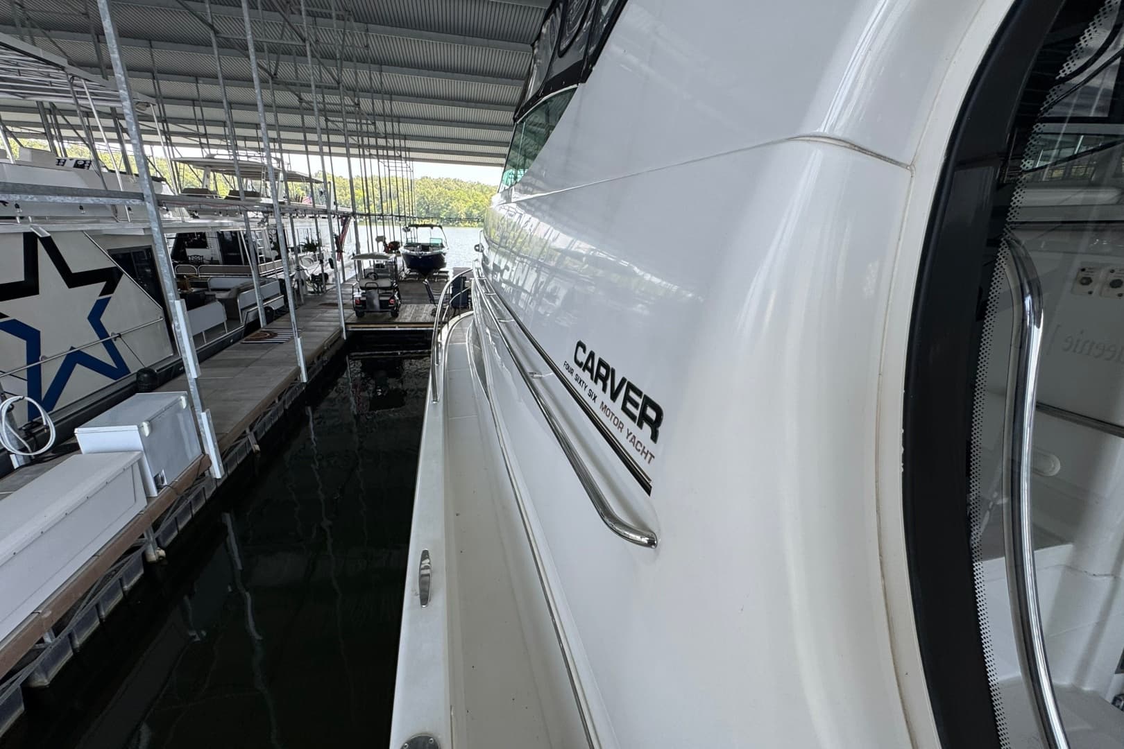 2004 Carver 466 Motor Yacht
