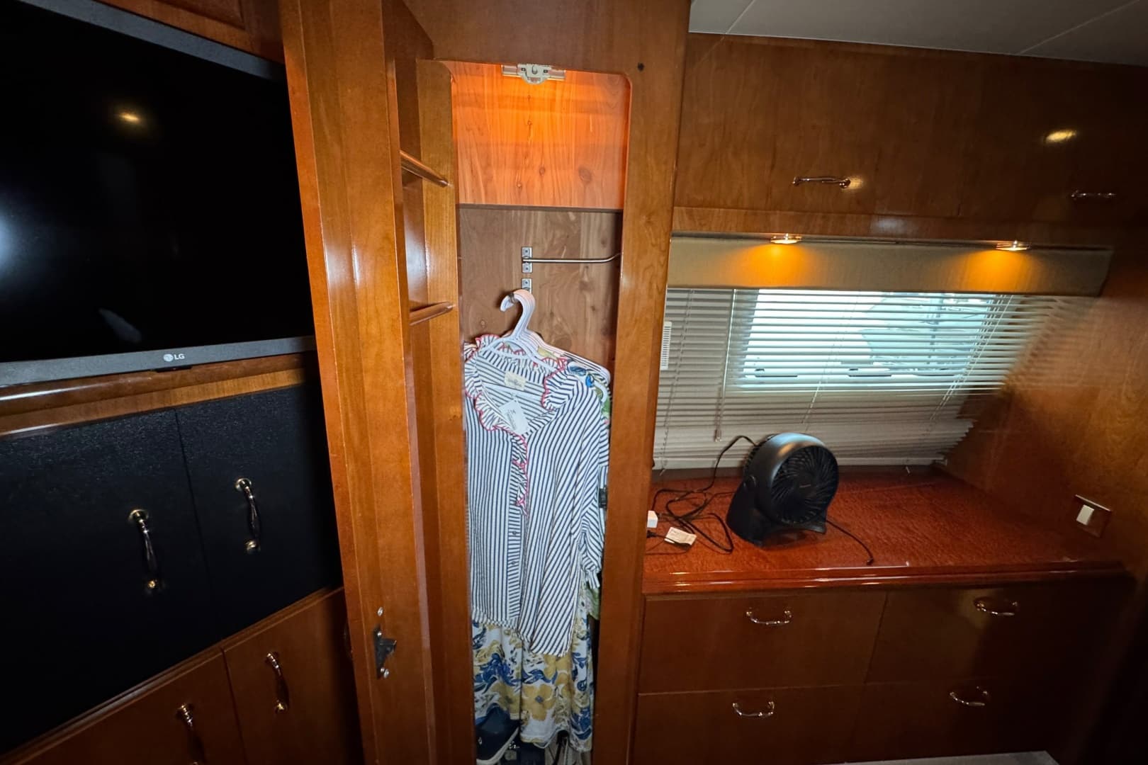 2004 Carver 466 Motor Yacht