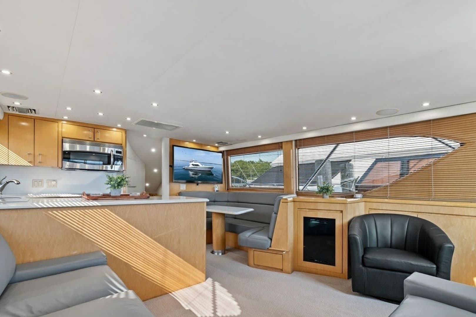 1999 Hatteras 60 Convertible