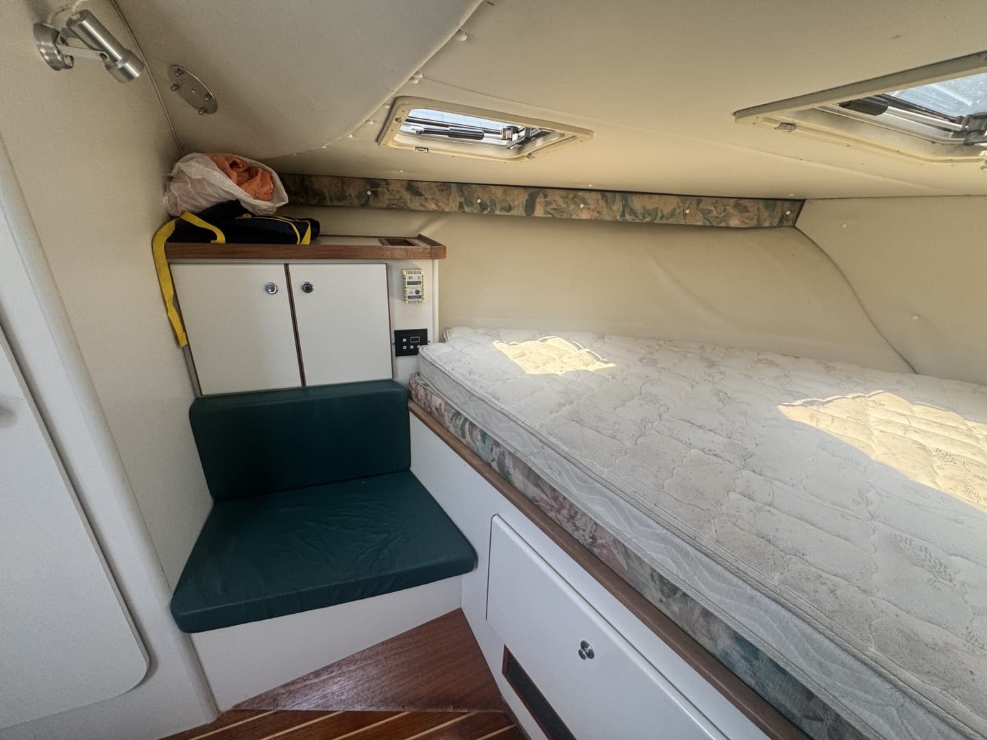 1996 Pursuit 3000 Offshore Express