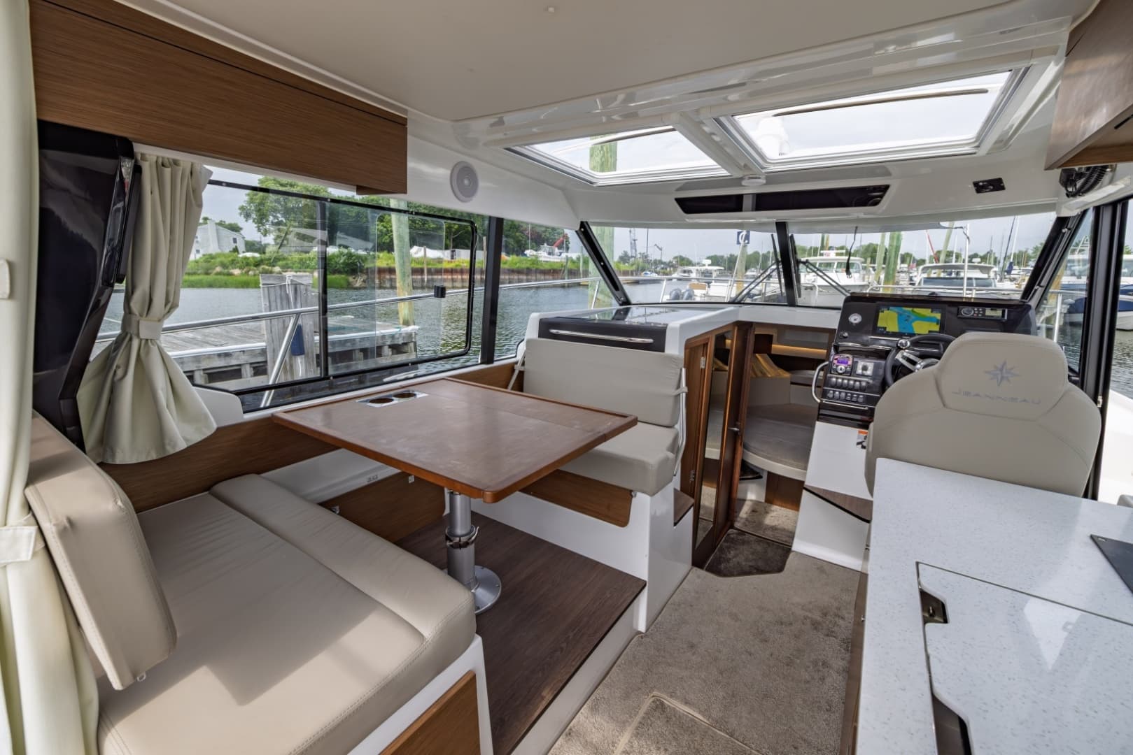 2023 Jeanneau NC 1095 Weekender