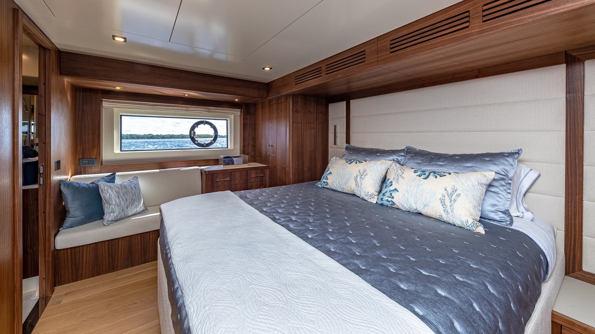 2023 Sirena Flybridge
