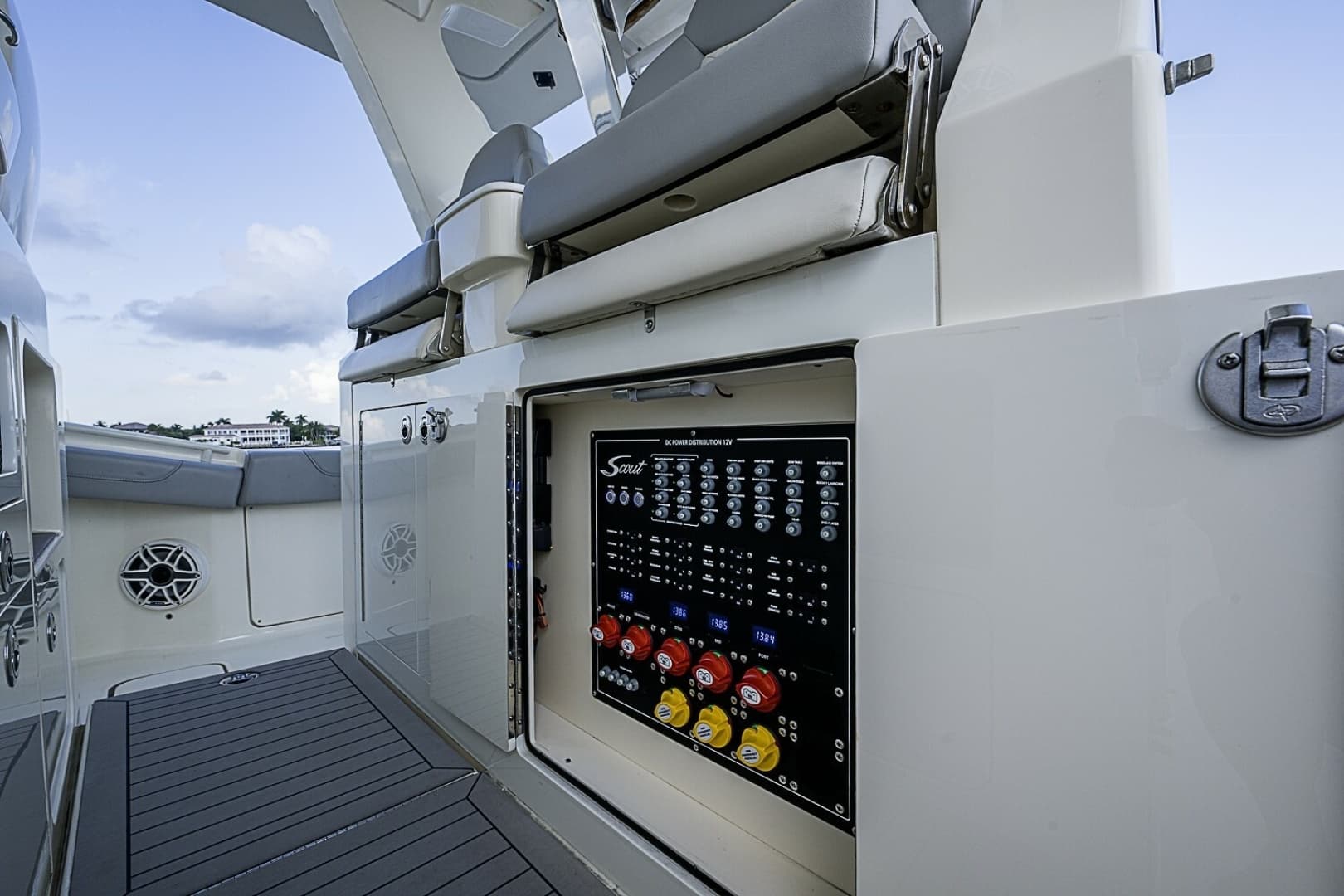 Scout 42 Maizey Blue - Exterior Helm