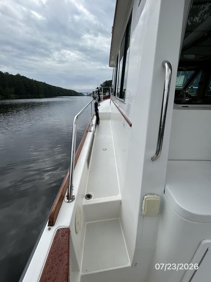 42' Sabre port side deck1