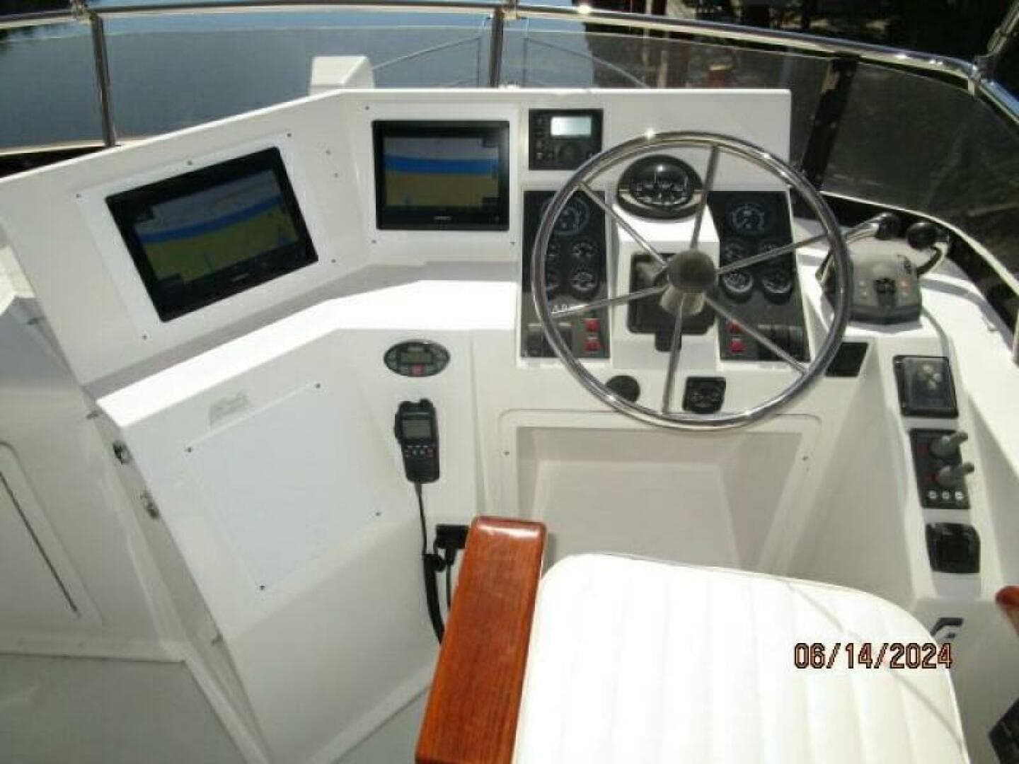 42' Sabre flybridge helm2