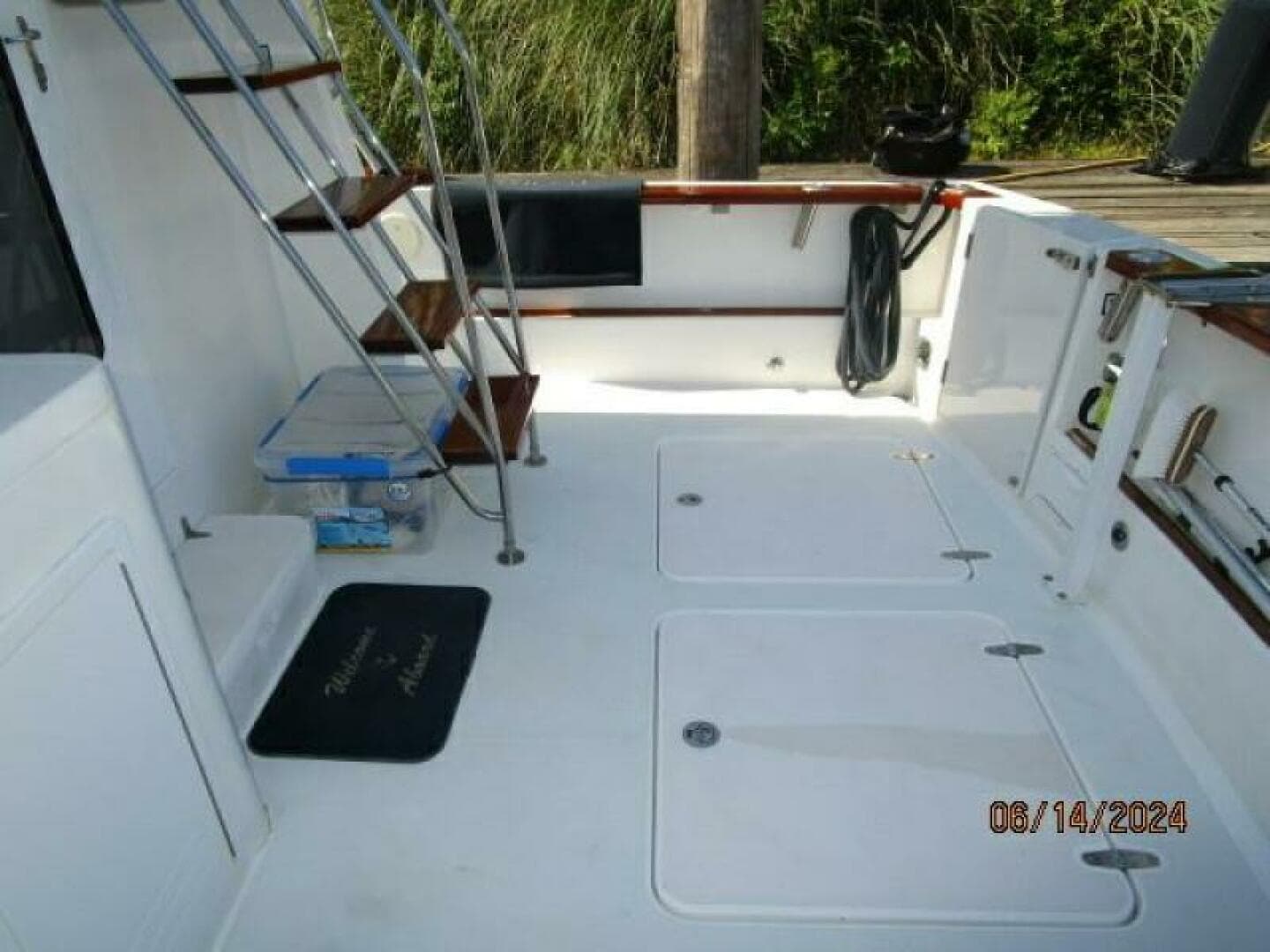 42' Sabre cockpit starboard