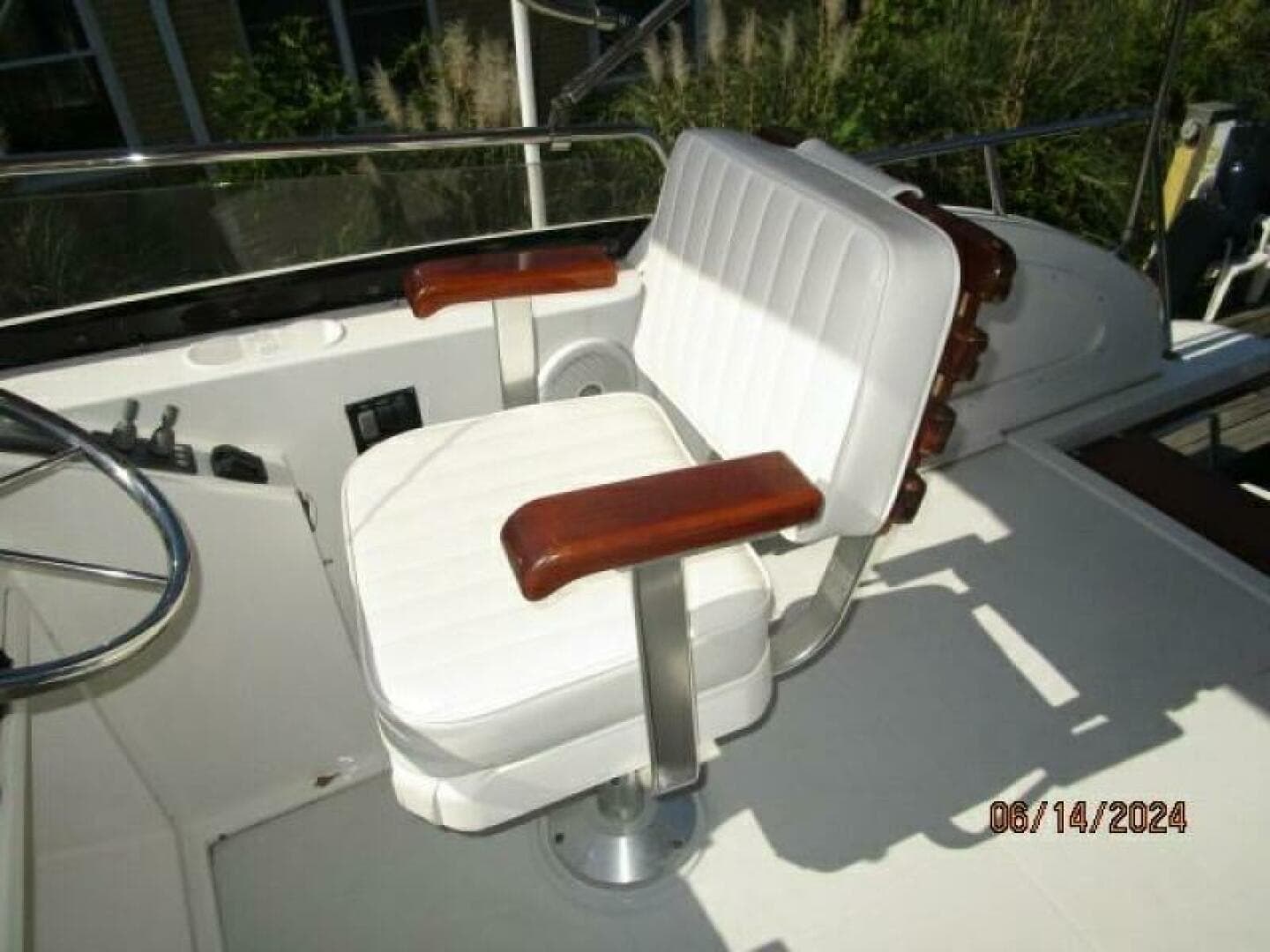 42' Sabre flybridge helmseat