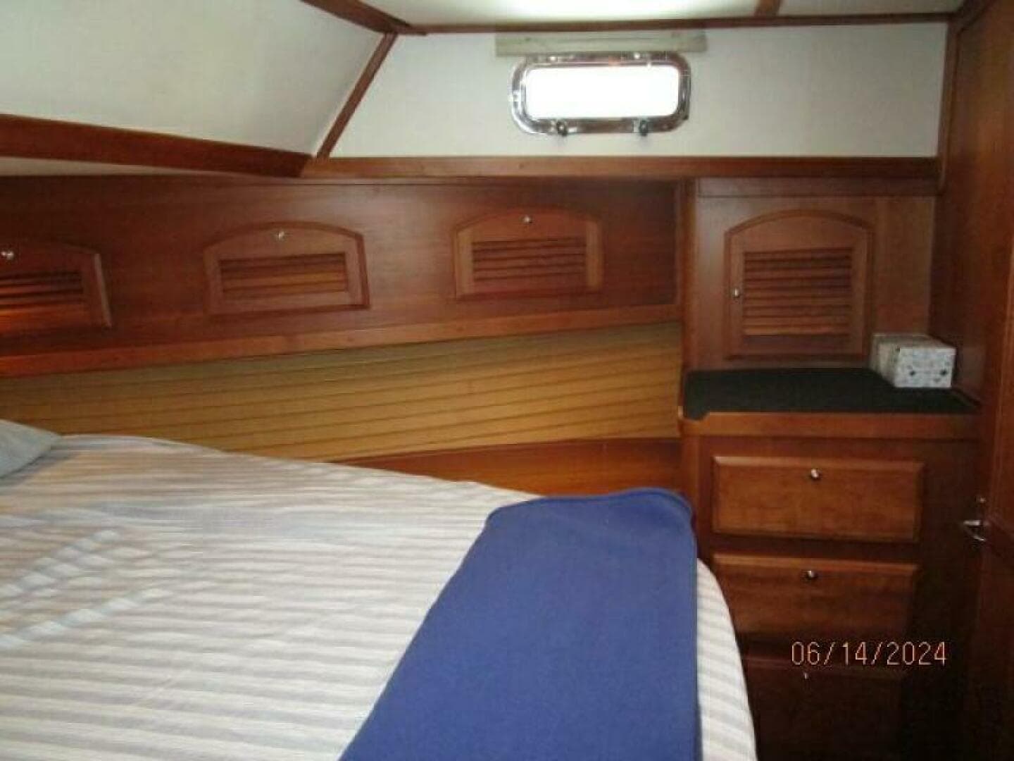 42' Sabre master stateroom starboard