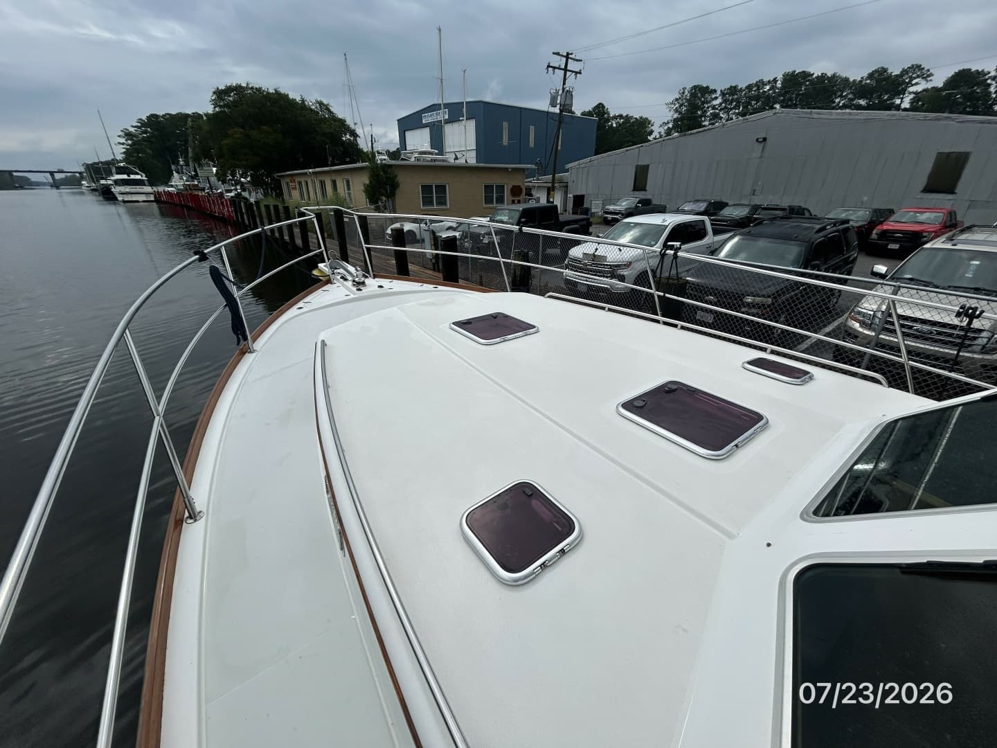 42' Sabre foredeck1