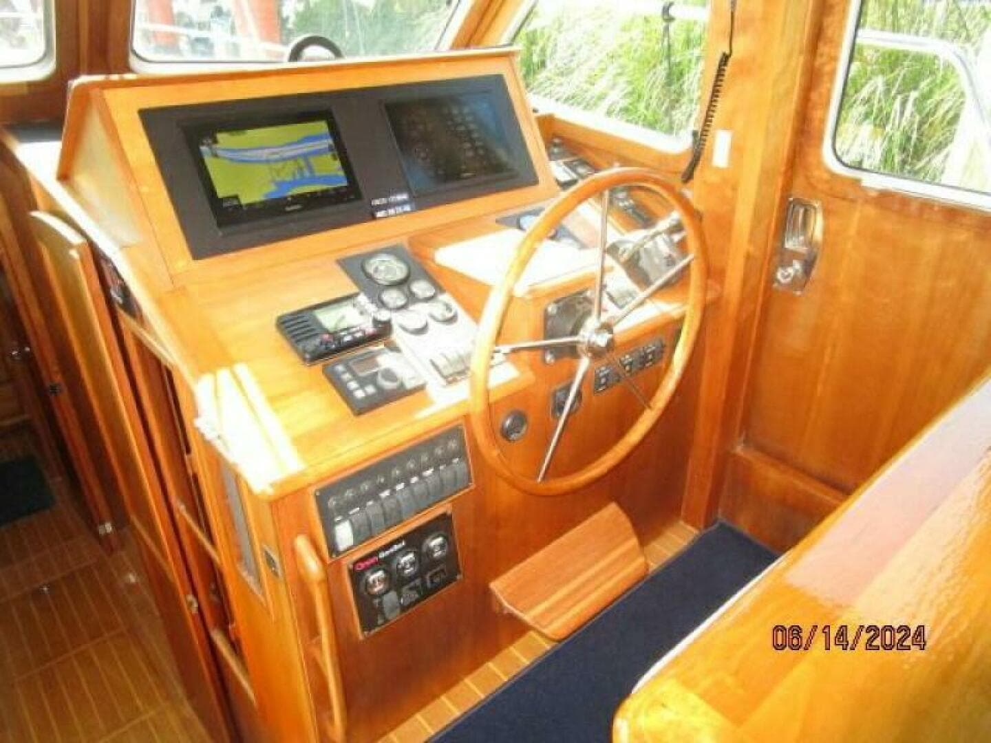 42' Sabre lower helm1