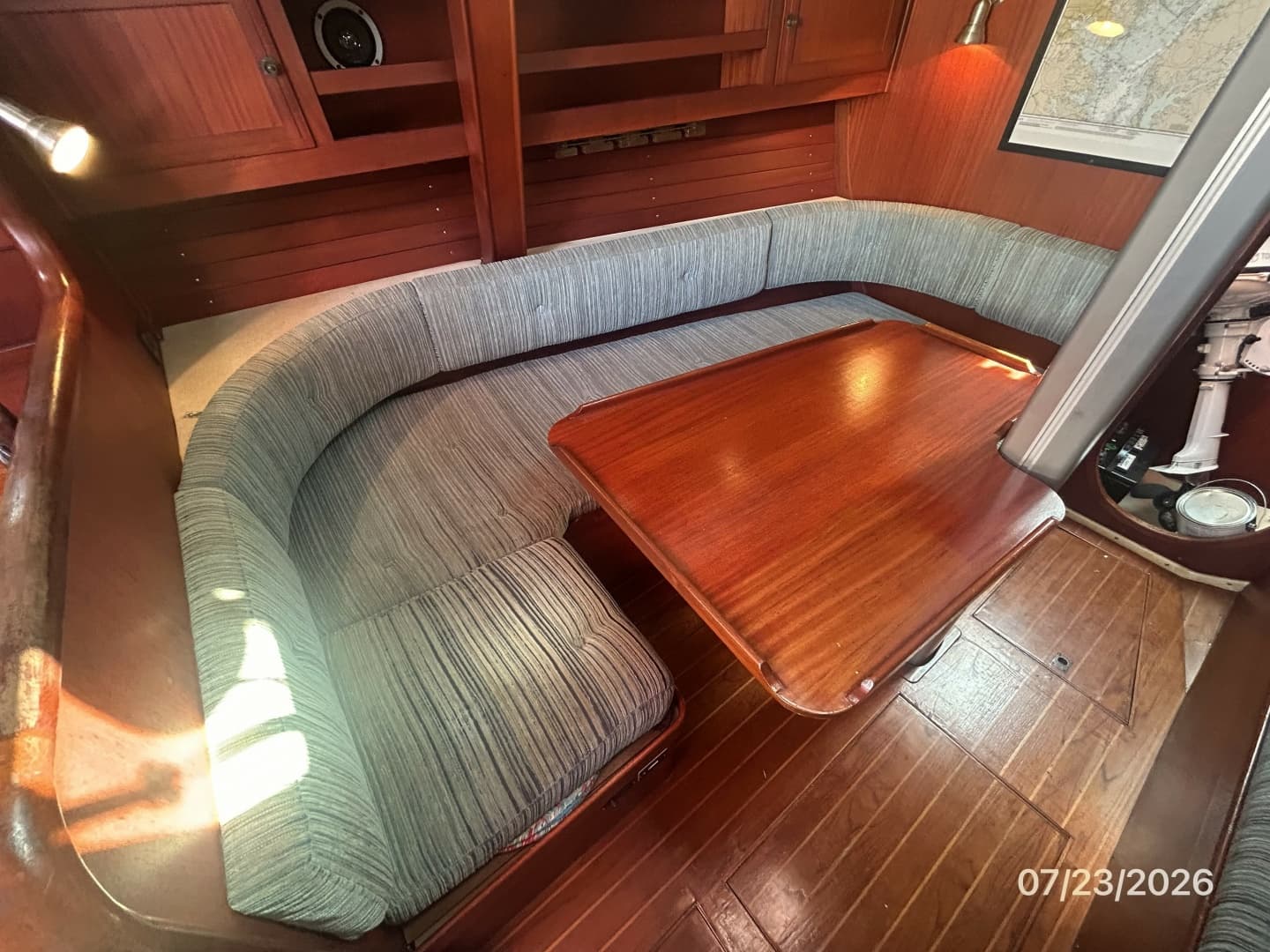 35' Scanmar salon port seating