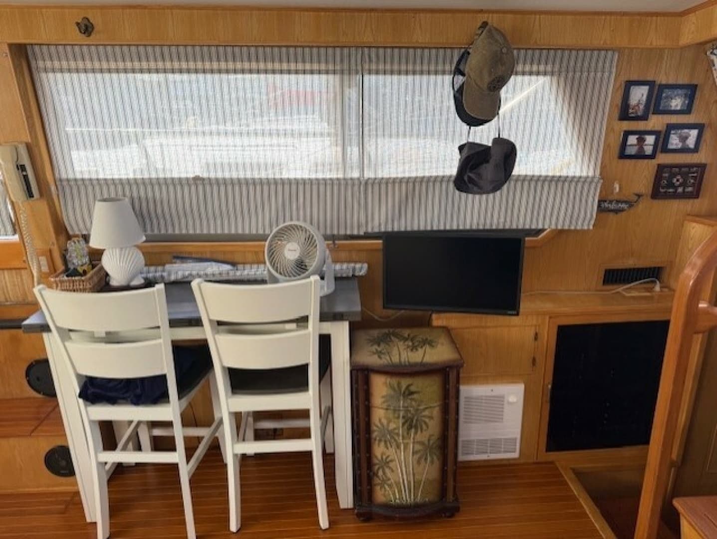 salon stbd side