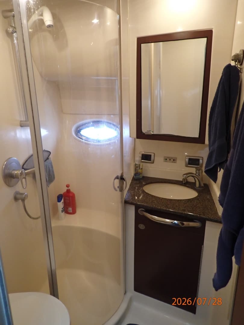 40' Sea Ray guest stateroom head