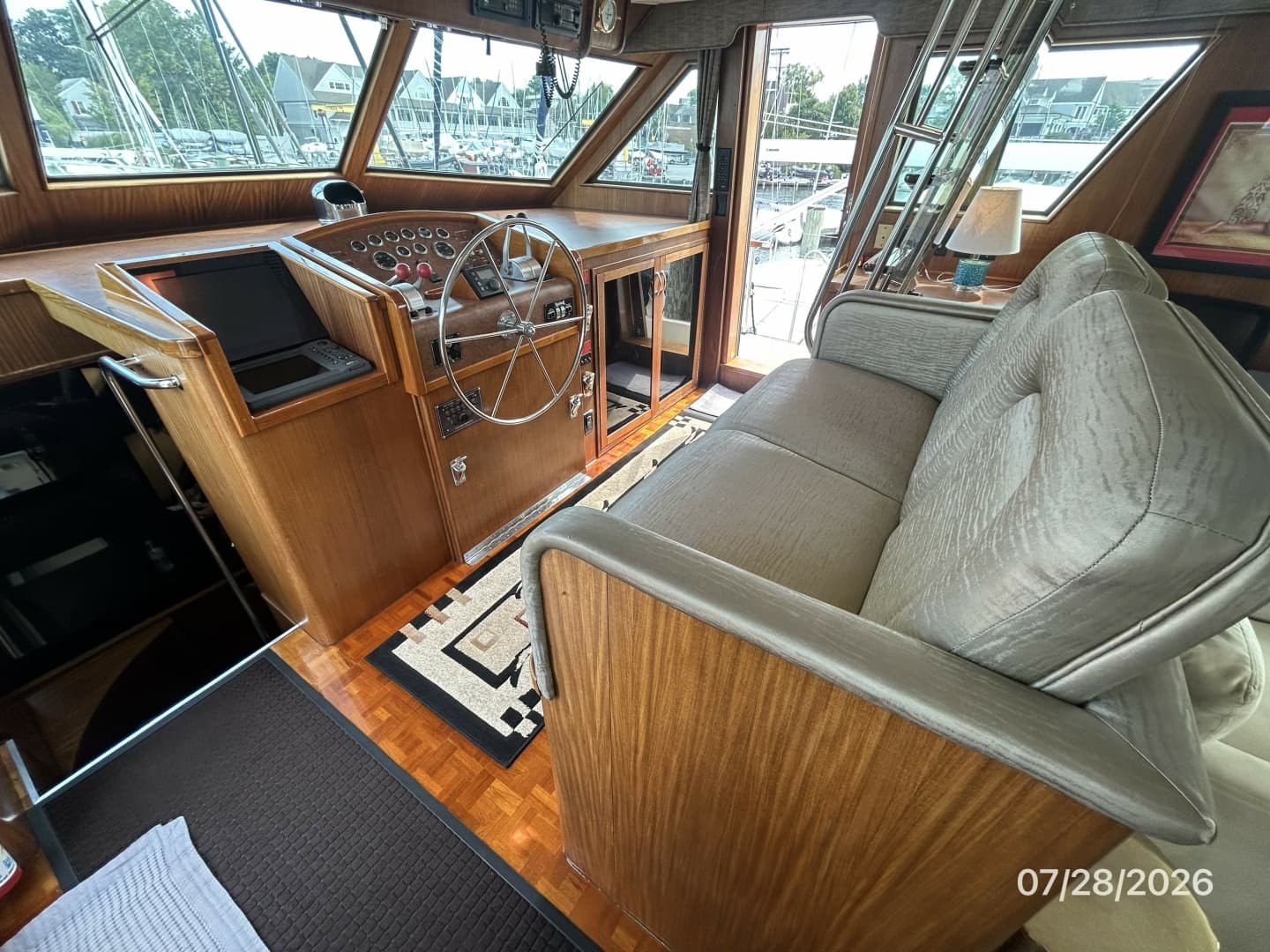 54' Hatteras pilothouse helm1