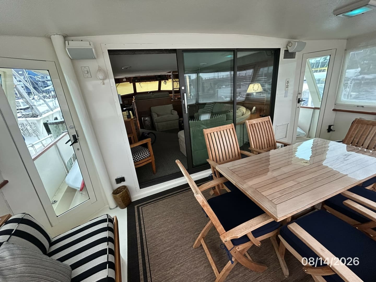 54' Hatteras aftdeck forward1