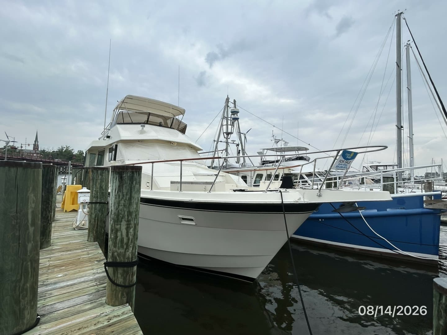 54' Hatteras starboard forward profile
