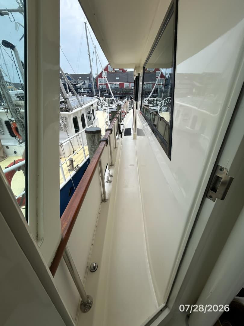 54' Hatteras port side deck2