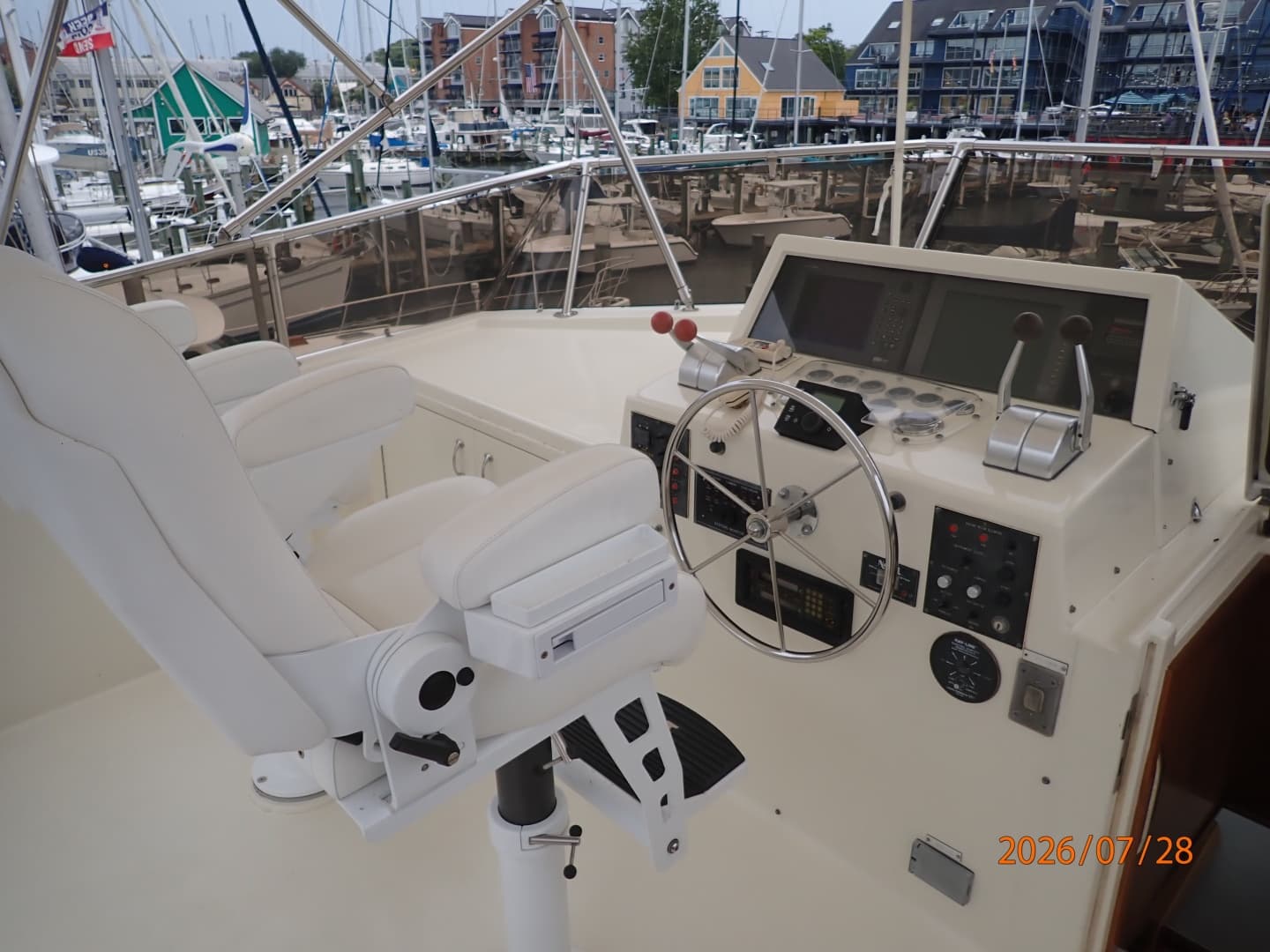 54' Hatteras flybridge helm1
