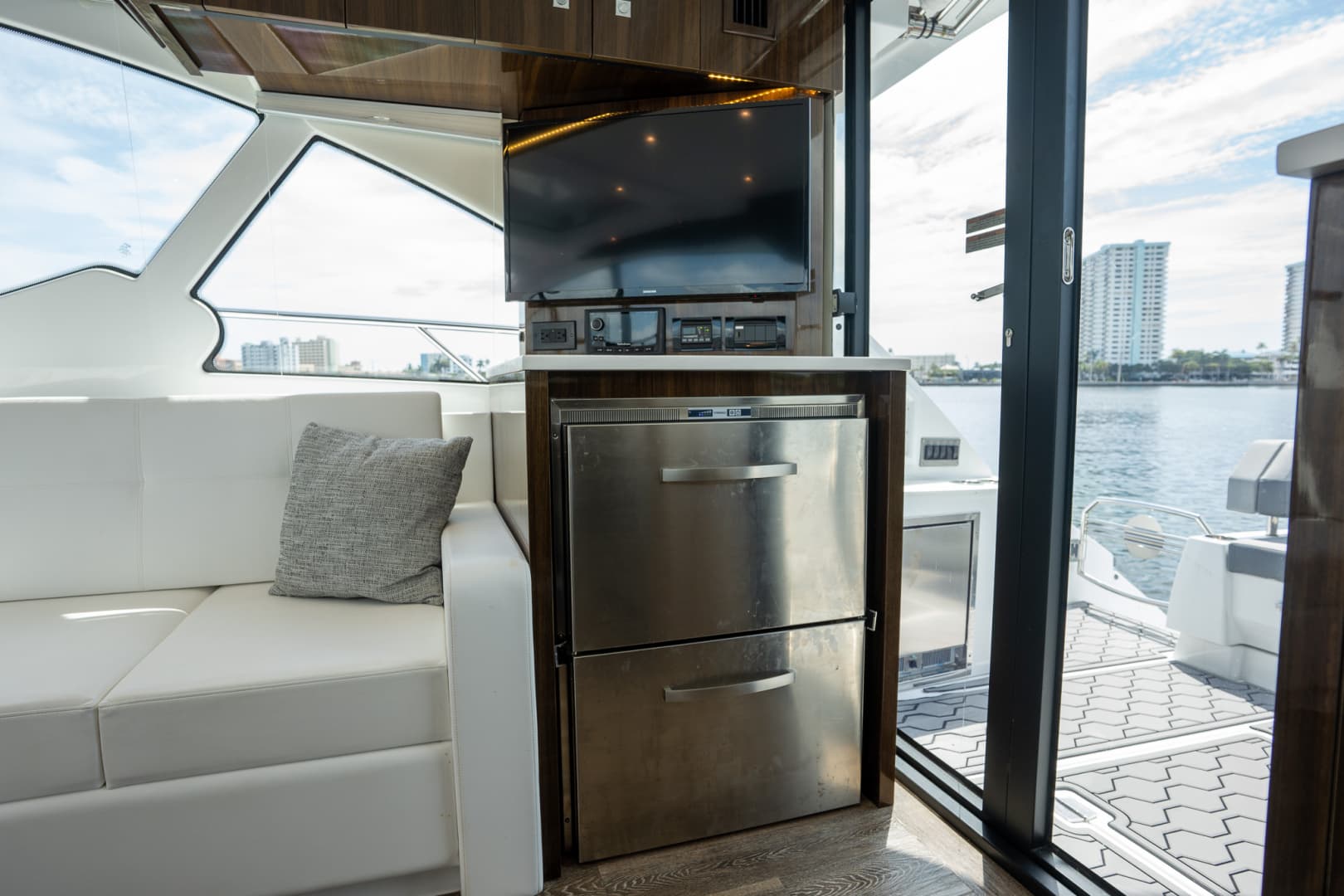 2023 Cruisers Yachts 50 C