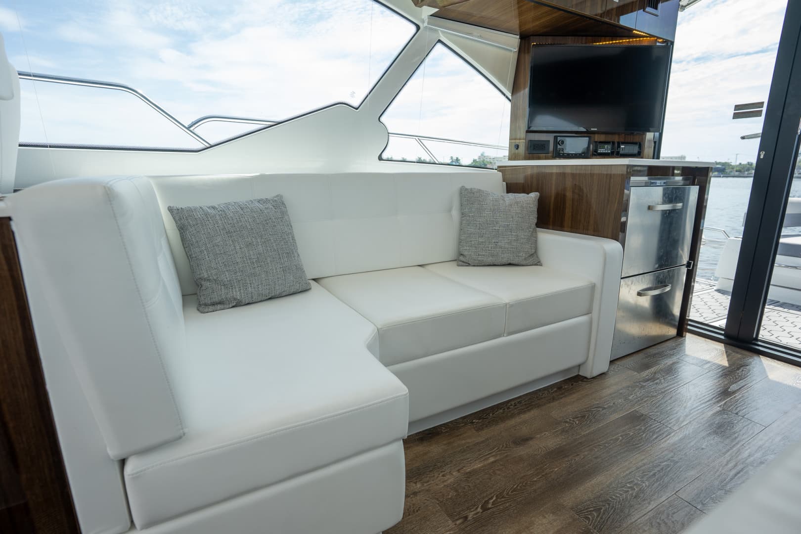 2023 Cruisers Yachts 50 C