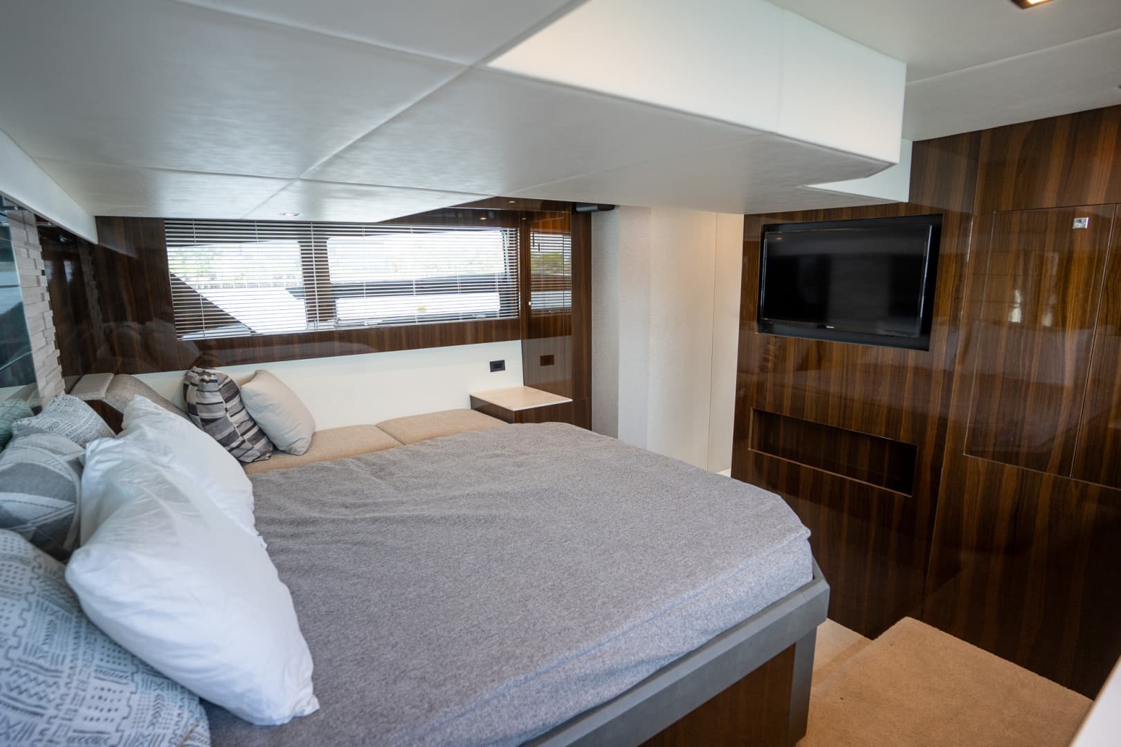 2023 Cruisers Yachts 50 C