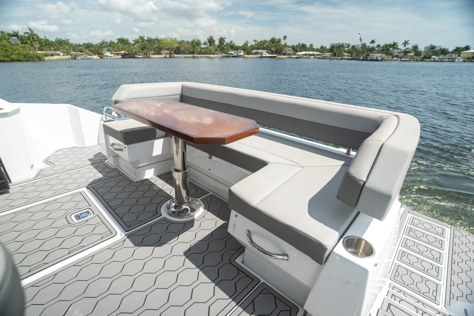 2023 Cruisers Yachts 50 C