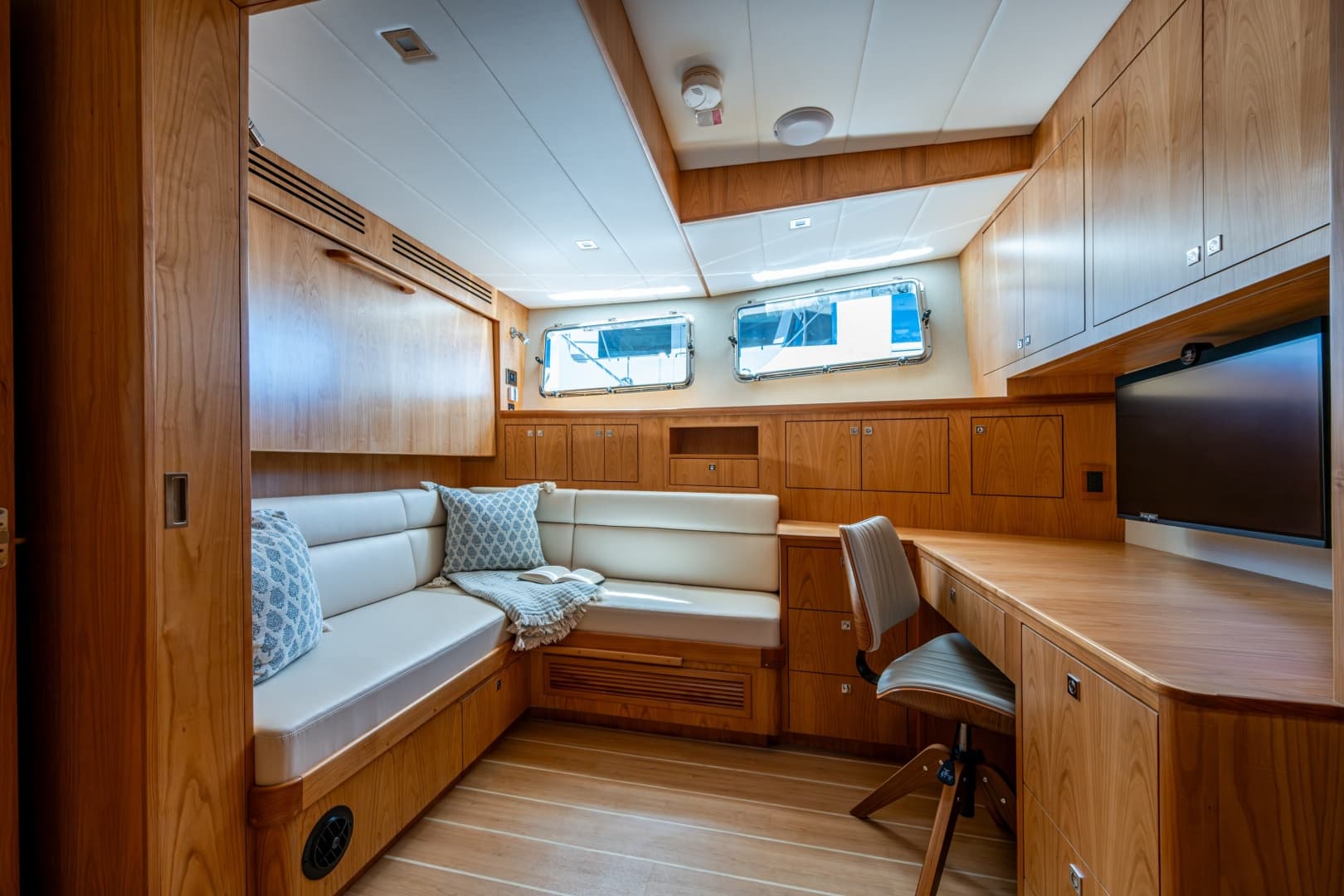 Convertible Settee & Pullman Berth Above