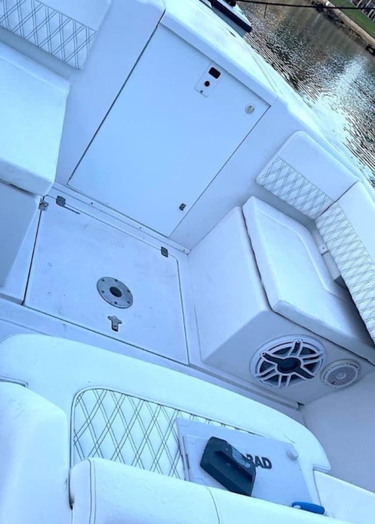 2002 Intrepid 323 Cuddy