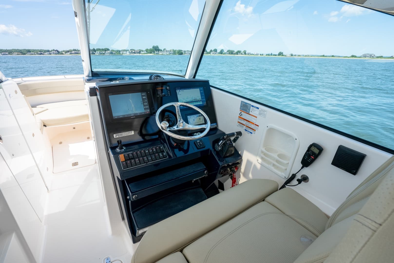 2018 Pursuit 325 DC