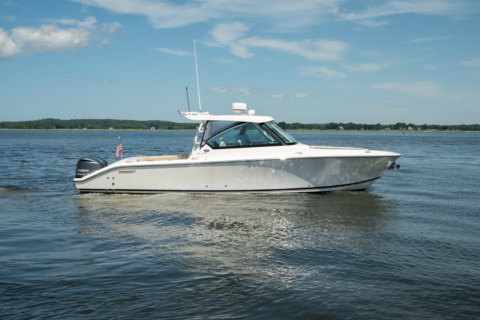 2018 Pursuit 325 DC