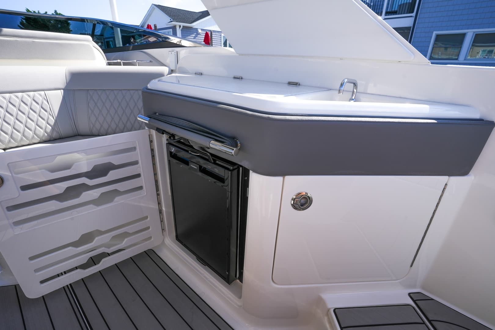 2024 Sea Ray SLX 310 Outboard