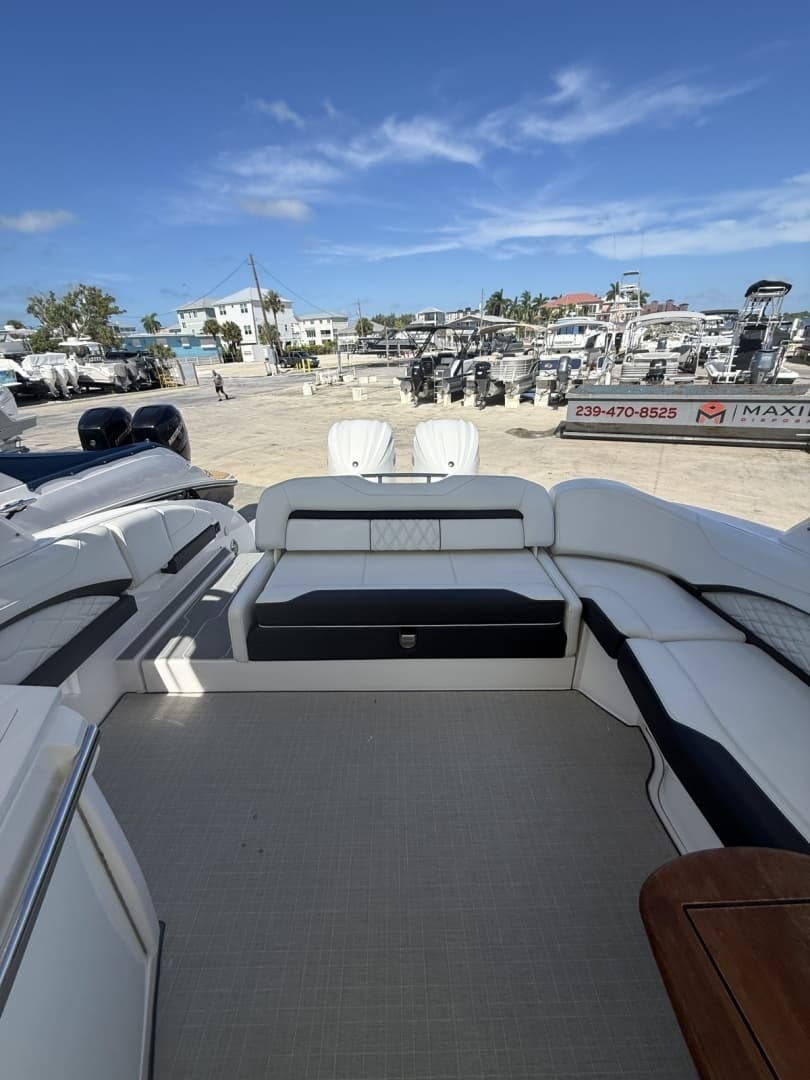 2022 Regal 33OBX