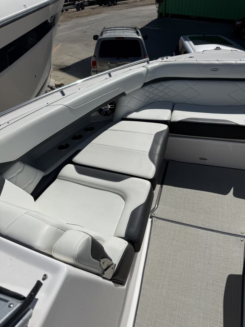 2022 Regal 33OBX
