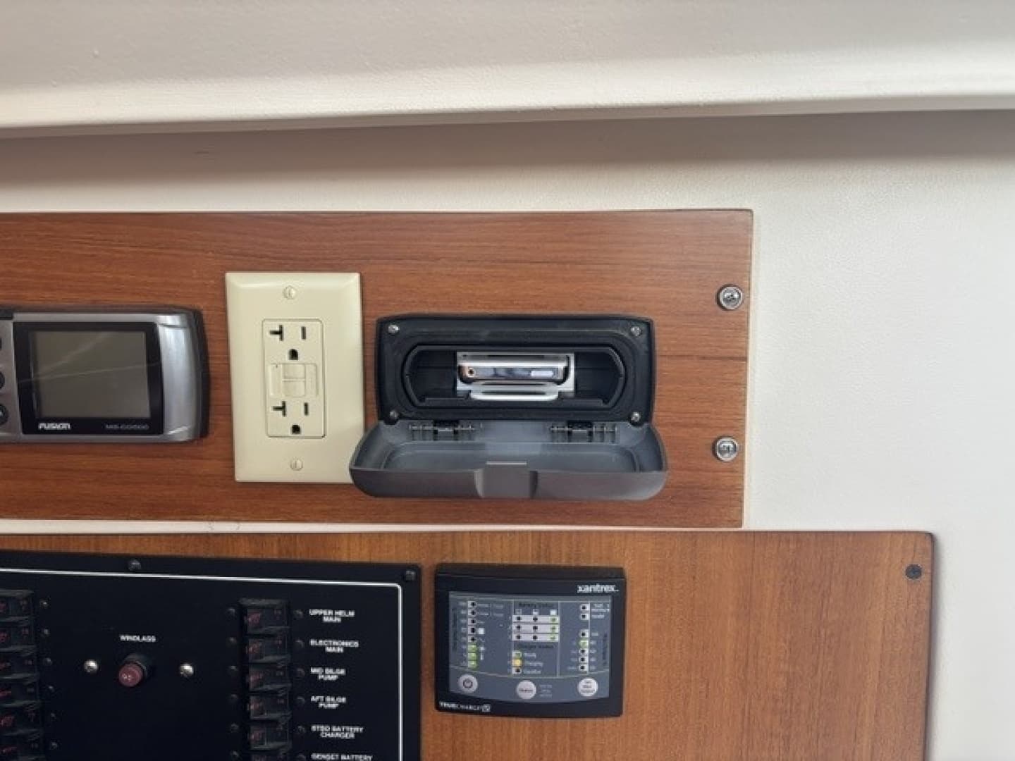 2001 Mainship 390